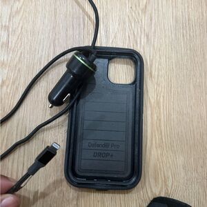 Defender Pro Black iPhone Case with Car Charger -case works on 13,15,16e iphones
